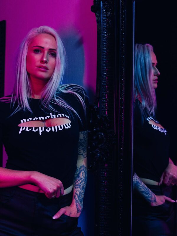 Shirt peepshow